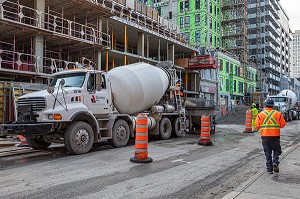 CHANTIER ET IMMEUBLES EN CONSTRUCTION, RUE MACKAY, MONTREAL, QUEBEC, CANADA 