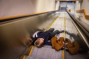 MALAISE D'UN ENFANT ALLONGE DANS LES ESCALIERS MECANIQUES (ESCALATOR), MONTREAL, QUEBEC, CANADA 