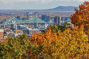 COULEURS D'AUTOMNE DANS LE PARC DU MONT-ROYAL ET VUE SUR LE PONT JACQUES CARTIER ET LA VILLE DE MONTREAL, QUEBEC, CANADA 