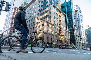 CYCLISTE DANS LE QUARTIER DES AFFAIRES, RUE METCALFE ET BOULEVARD DE MAISONNEUVE, MONTREAL, QUEBEC, CANADA 