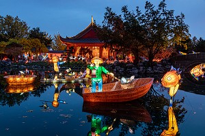 BATEAUX DE PECHEURS DE CHINE EN PAPIER ILLUMINE, JARDIN DES LUMIERES, FESTIVAL DES LANTERNES CHINOISES AU JARDIN BOTANIQUE, MONTREAL, QUEBEC, CANADA 