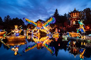 BATEAUX DE PECHEURS DE CHINE EN PAPIER ILLUMINE, JARDIN DES LUMIERES, FESTIVAL DES LANTERNES CHINOISES AU JARDIN BOTANIQUE, MONTREAL, QUEBEC, CANADA 