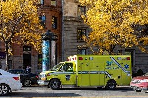 AMBULANCE JAUNE PARAMEDIC D'URGENCE SANTE, NUMERO 911 OU 9.1.1., MONTREAL, QUEBEC, CANADA 