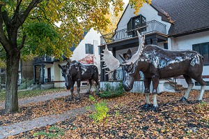 STATUES D'ORIGNAL, SORTE D'ELAN EMBLEMATIQUE DU CANADA DEVANT UNE MAISON PARTICULIERE, BOULEVARD PIE-IX, MONTREAL, QUEBEC, CANADA 