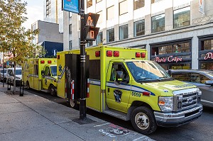 AMBULANCE JAUNE PARAMEDIC D'URGENCE SANTE, NUMERO 911 OU 9.1.1., MONTREAL, QUEBEC, CANADA 