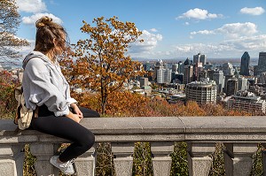 TOURISTES EN BALADE AU BELVEDERE KONDIARONK ET COULEURS D'AUTOMNE, OBSERVATOIRE DU MONT-ROYAL AVEC VUE SUR DE QUARTIER DES AFFAIRES, VILLE DE MONTREAL, QUEBEC, CANADA 