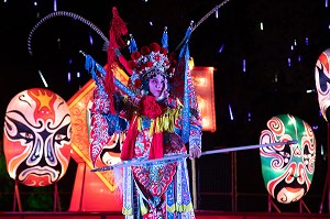 DANSEUSE CHINOISE EN COSTUME TRADITIONNEL, FEUX FOLLETS, LUMIERE SUR LA CHINE, PARC JEAN DRAPEAU, ILE SAINTE-HELENE, MONTREAL, QUEBEC, CANADA 