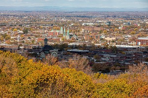 COULEURS D'AUTOMNE DANS LE PARC DU MONT-ROYAL ET VUE SUR LA VILLE DE MONTREAL, QUEBEC, CANADA 