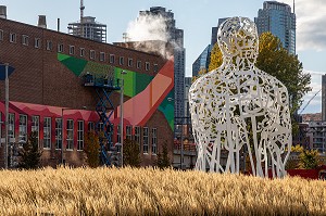 OEUVRE D'ART 'SOURCE', SCULPTURE DE L'ARTISTE ESPAGNOL JAUME PLENSA, PARC DE L'ENTREE BONAVENTURE, MONTREAL, QUEBEC, CANADA 