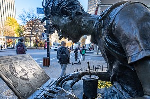 'STEVE JOBS EST MORT', LA LECON, ARTISTE CEDRIC LOTH, ATELIER DU BRONZE 2012, RUE SHERBROOKE, MONTREAL, QUEBEC, CANADA 