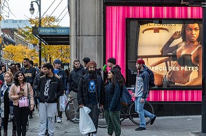 FOULE DANS LA RUE COMMERCANTE DE SAINTE-CATHERINE DEVANT LE MAGASIN VICTORIA'S SECRET, MONTREAL, QUEBEC, CANADA 