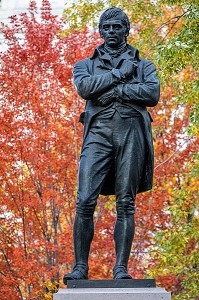 STATUE DE ROBERT BURNS, PARC AUX COULEURS D'AUTOMNE DU SQUARE DORCHESTER, PLACE DU CANADA, MONTREAL, QUEBEC, CANADA 