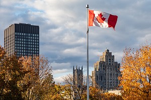 DRAPEAU CANADIEN AUX COULEURS D'AUTOMNE PRES DU QUARTIER DES AFFAIRES, MONTREAL, QUEBEC, CANADA 