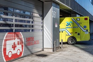 ENTREE/SORTIE DES AMBULANCE PARAMEDIC D'URGENCE SANTE, CHUM (CENTRE HOSPITALIER UNIVERSITAIRE), RUE VIGER, MONTREAL, QUEBEC, CANADA 