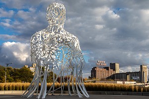 OEUVRE D'ART 'SOURCE', SCULPTURE DE L'ARTISTE ESPAGNOL JAUME PLENSA, PARC DE L'ENTREE BONAVENTURE, MONTREAL, QUEBEC, CANADA 