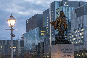 STATUE DU LIEUTENANT DE VAISSEAU VAUQUELIN DEVANT LE CHUM (CENTRE HOSPITALIER UNIVERSITAIRE), PLACE JACQUES CARTIER, MONTREAL, QUEBEC, CANADA 