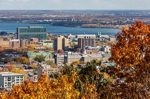 COULEURS D'AUTOMNE DANS LE PARC DU MONT-ROYAL ET VUE SUR LE FLEUVE SAINT-LAURENT ET LA VILLE DE MONTREAL, QUEBEC, CANADA 