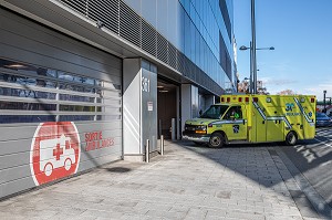 ENTREE/SORTIE DES AMBULANCE JAUNE PARAMEDIC D'URGENCE SANTE, CHUM (CENTRE HOSPITALIER UNIVERSITAIRE), RUE VIGER, MONTREAL, QUEBEC, CANADA 