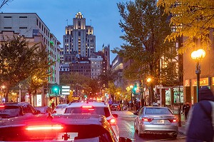 EMBOUTEILLAGE A LA TOMBEE DE LA NUIT DEVANT L'EDIFICE ALDRED, AVENUE SAINT-URBAIN, MONTREAL, QUEBEC, CANADA 