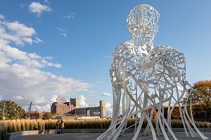 OEUVRE D'ART 'SOURCE', SCULPTURE DE L'ARTISTE ESPAGNOL JAUME PLENSA, ENTREE BONAVENTURE DANS LE QUARTIER DES ANCIENS MOULINS DE FARINE, MONTREAL, QUEBEC, CANADA 