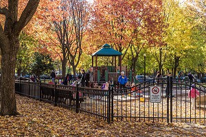 AIRE DE JEUX POUR LES ENFANTS, PARC MOLSON AUX COULEURS D'AUTOMNE, MONTREAL, QUEBEC, CANADA 