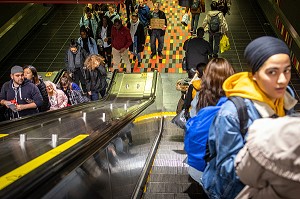 ESCALIER MECANIQUE (ESCALATOR) POUR DESCENDRE DANS LA STATION DE METRO PEEL, MONTREAL, QUEBEC, CANADA 