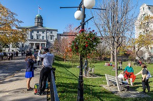 ETUDIANTS DANS LE PARC DE L'UNIVERSITE MCGILL AUX COULEURS D'AUTOMNE, RUE SHERBROOKE, MONTREAL, QUEBEC, CANADA 