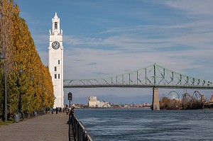 TOUR DE L'HORLOGE ET PONT JACQUES CARTIER SUR LE FLEUVE SAINT-LAURENT, VILLE DE MONTREAL, QUEBEC, CANADA 