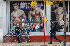 PASSANTS DEVANT UNE BOUTIQUE DU QUARTIER GAY DE LA RUE SAINTE-CATHERINE, MONTREAL, QUEBEC, CANADA 