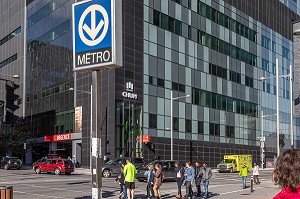 STATION DE METRO CHAMP DE MARS, SERVICE DES URGENCES ET AMBULANCE PARAMEDIC D'URGENCE SANTE, CHUM (CENTRE HOSPITALIER UNIVERSITAIRE), RUE VIGER, MONTREAL, QUEBEC, CANADA 