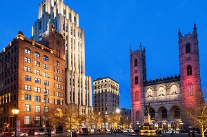 BASILIQUE NOTRE-DAME DE MONTREAL ECLAIREE A LA TOMBEE DE LA NUIT, EDIFICE ALDRED, PLACE D'ARMES, MONTREAL, QUEBEC, CANADA 