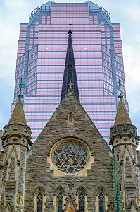 FACADE DE LA CATHEDRALE CHRIST CHURCH DEVANT UN BUILDING DE BUREAUX, RUE SAINTE-CATHERINE, MONTREAL, QUEBEC, CANADA 