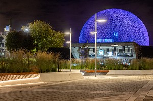 BIOSPHERE ECLAIREE DE NUIT ET ENTREE DU METRO, PARC JEAN DRAPEAU, ILE SAINTE-HELENE, MONTREAL, QUEBEC, CANADA 