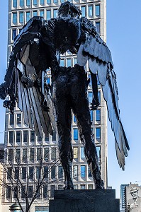 L'OEIL DE DAVID ALTMEJD, BRONZE 2011 DEVANT LA SALLE BOURGIE, MUSEE DES BEAUX-ARTS, RUE SHERBROOKE, MONTREAL, QUEBEC, CANADA 