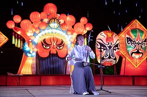 MUSICIENNE AVEC SON INSTRUMENT TRADITIONNELLE, FEUX FOLLETS, LUMIERE SUR LA CHINE, PARC JEAN DRAPEAU, ILE SAINTE-HELENE, MONTREAL, QUEBEC, CANADA 