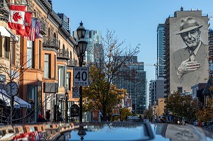 DRAPEAU CANADIEN ET PEINTURE MURALE DU PORTRAIT DE LEONARD COHEN SUR UN IMMEUBLE, RUE CRESCENT, MONTREAL, QUEBEC, CANADA 