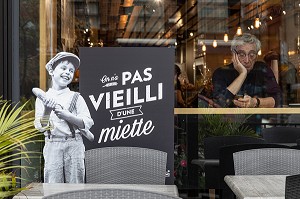 FACADE DE LA BOULANGERIE AU PAIN DORE, ON N’A PAS VIEILLI D'UNE MIETTE, VIEUX MONSIEUR DERRIERE LA VITRINE, CHEMIN DE LA COTE DES NEIGES, MONTREAL, QUEBEC, CANADA 