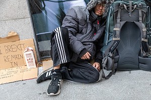 SANS-ABRI DANS LA RUE SAINTE-CATHERINE SUITE AU BREXIT, MONTREAL, QUEBEC, CANADA 