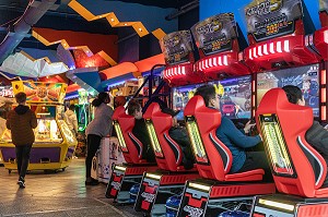 JEUNES DANS UNE SALLE DE JEUX VIDEO, RUE SAINTE-CATHERINE, MONTREAL, QUEBEC, CANADA 