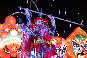 DANSEUSE CHINOISE EN COSTUME TRADITIONNEL, FEUX FOLLETS, LUMIERE SUR LA CHINE, PARC JEAN DRAPEAU, ILE SAINTE-HELENE, MONTREAL, QUEBEC, CANADA 