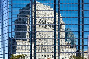 REFLET DE L'EDIFICE SUN LIFE SUR UN IMMEUBLE DU QUARTIER DES AFFAIRES, PLACE DU CANADA, MONTREAL, QUEBEC, CANADA 