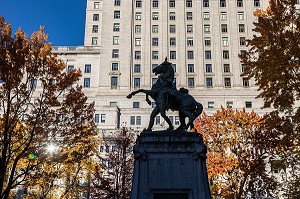 STATUE EQUESTRE, PARC AUX COULEURS D'AUTOMNE DU SQUARE DORCHESTER, PLACE DU CANADA, MONTREAL, QUEBEC, CANADA 