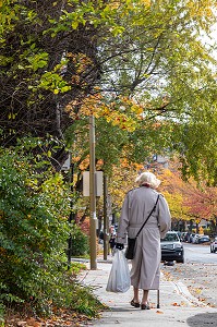 VIEILLE DAME MARCHANT DANS L'AVENUE GATINEAU, MONTREAL, QUEBEC, CANADA 