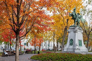 STATUE EQUESTRE, PARC AUX COULEURS D'AUTOMNE DU SQUARE DORCHESTER, PLACE DU CANADA, MONTREAL, QUEBEC, CANADA 