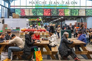 AMBIANCE DANS LE GRAND MARCHE FERMIER JEAN TALON, AVENUE HENRI JULIEN, MONTREAL, QUEBEC, CANADA 