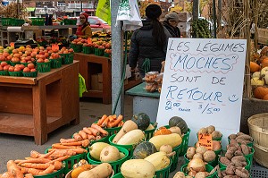 VENTE DE LEGUMES MOCHES, PRODUITS BIOS, AMBIANCE DANS LE GRAND MARCHE FERMIER JEAN TALON, AVENUE HENRI JULIEN, MONTREAL, QUEBEC, CANADA 