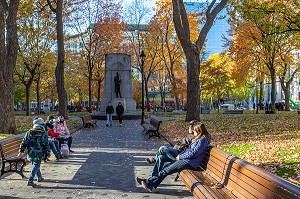 PARC AUX COULEURS D'AUTOMNE DU SQUARE DORCHESTER, PLACE DU CANADA, MONTREAL, QUEBEC, CANADA 