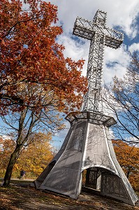 CROIX DU MONT-ROYAL, IMMENSE CROIX SOMMITALE EN ACIER DE 31 METRES, COULEURS D'AUTOMNE DANS LE PARC DU MONT-ROYAL ET VUE SUR LA VILLE DE MONTREAL, QUEBEC, CANADA 