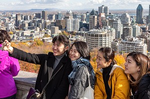 TOURISTES CHINOISES EN BALADE AU BELVEDERE KONDIARONK ET COULEURS D'AUTOMNE, OBSERVATOIRE DU MONT-ROYAL AVEC VUE SUR DE QUARTIER DES AFFAIRES, VILLE DE MONTREAL, QUEBEC, CANADA 