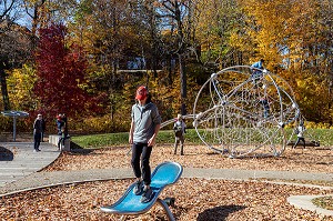 AIRE DE JEUX POUR LES ENFANTS ET LES JEUNES, PARC DU MONT-ROYAL AUX COULEURS D'AUTOMNE, MONTREAL, QUEBEC, CANADA 